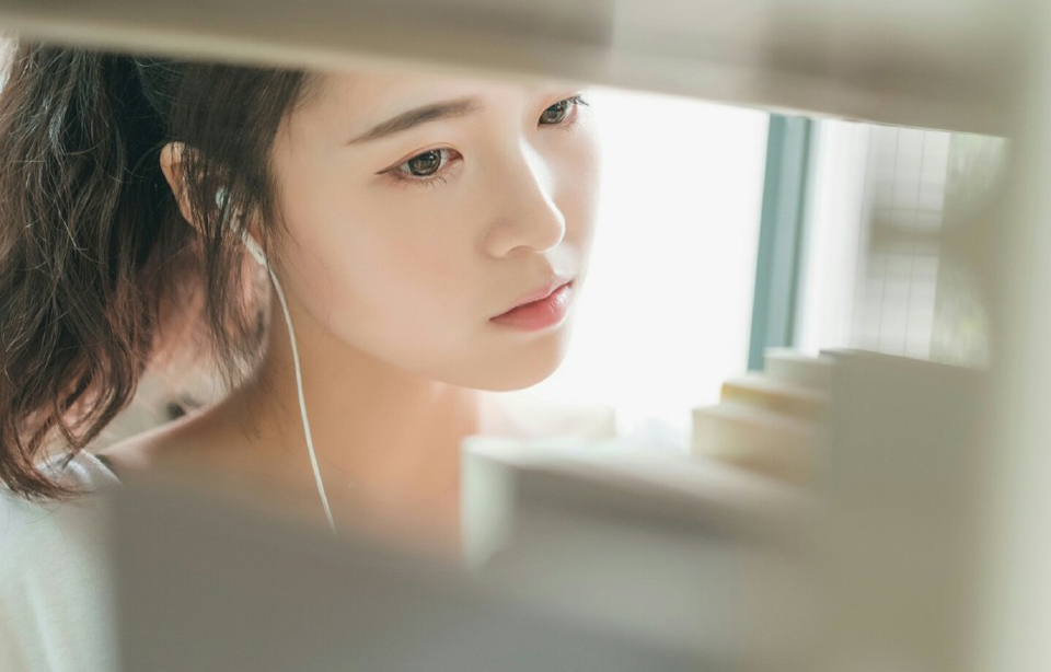 血腥的气息此刻才弥漫开来，一群世家子弟面色难看的看着那个出头阻拦的家主就这么横尸街头，身上至少插了七八根箭簇，每一根都是刺穿了要害，鲜血仿佛都要流干了，再扭头看向吕征，那个一脸儒雅的少年此刻面对如此血腥的场面，却没有半点不适，依旧在这里跟庞统等人谈笑风生。